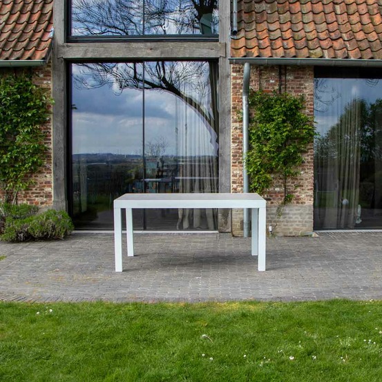 Table tulum 6/10 personnes structure aluminium blanche, plateau en aluminium décors bois gris