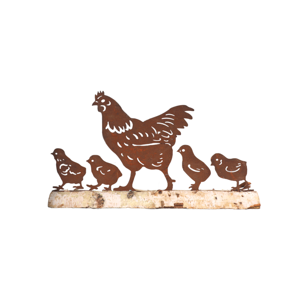 Poule et ses 4 poussins sur un rondin de bois