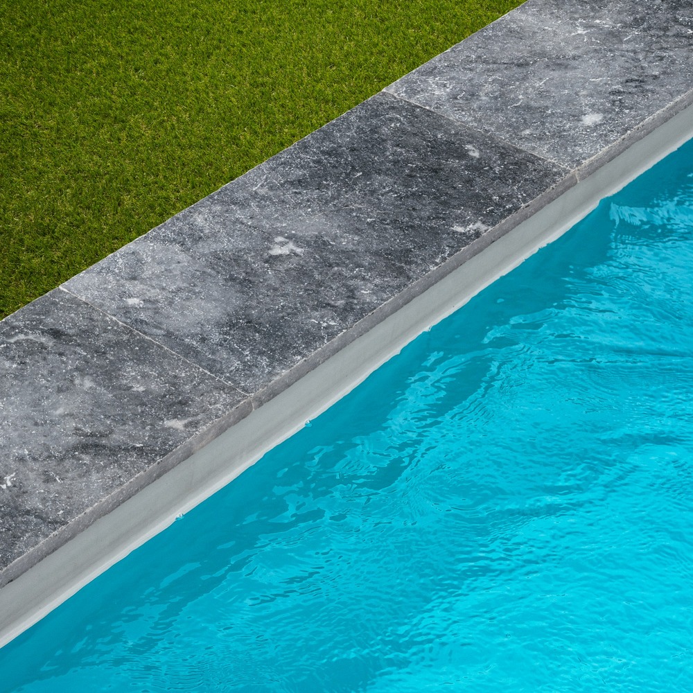 Margelle de piscine pierre d'adana gris bleu 61x33x3 cm bord droit (à l'unité) - ro'ma nature