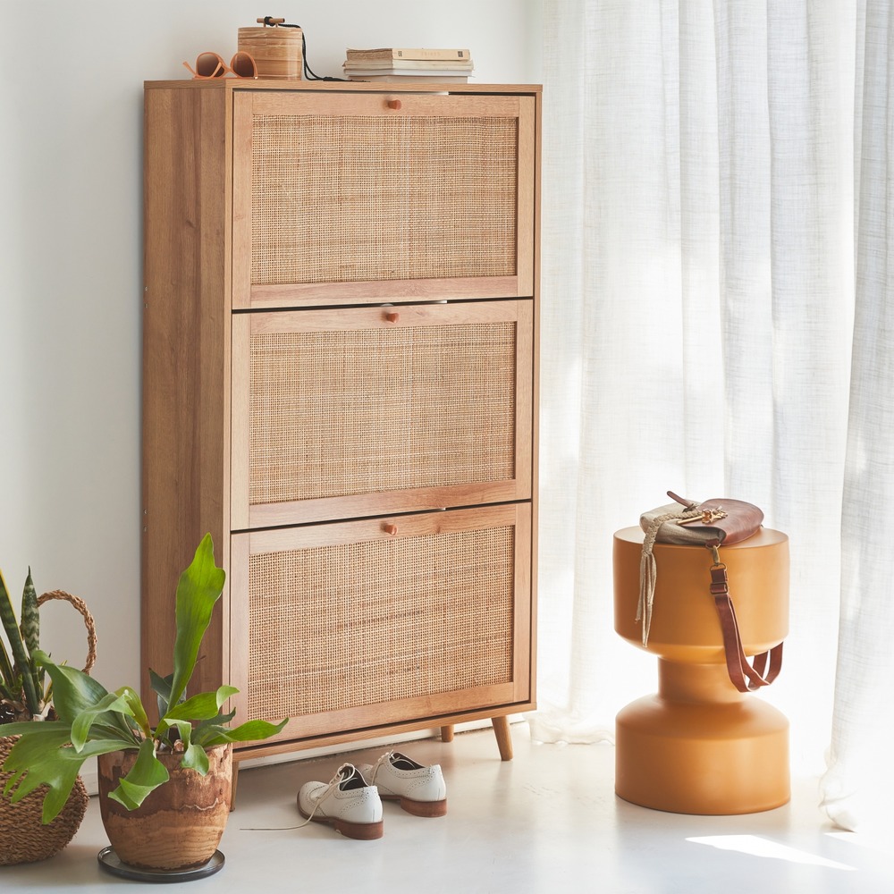 Meuble à chaussures. 3 abattants en cannage. Bohème. l 75 x p 26 x h 131cm