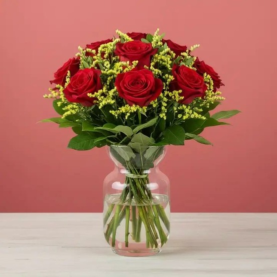 Bouquet de fleurs fraîches avec des roses rouges et du feuillage vert