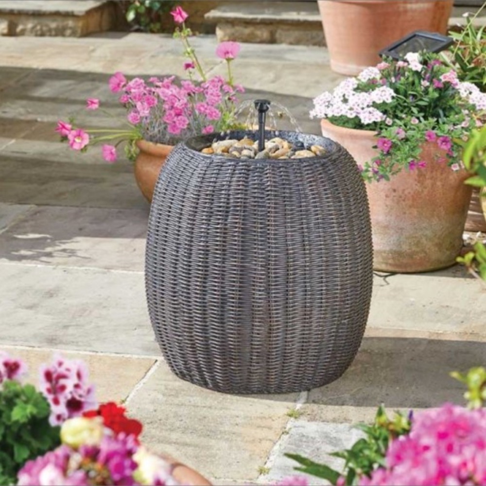 Fontaine style rotin tressé solaire