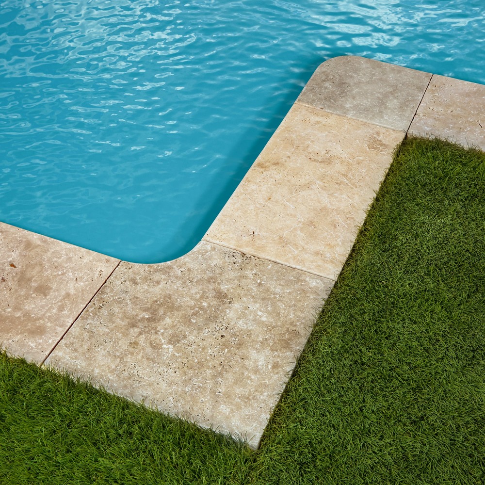 Margelle angle sortant travertin beige nuancé 33x33x3 cm bord 1/2 rond (à l'unité) - ro'ma nature