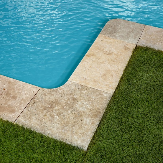 Margelle angle sortant travertin beige nuancé 33x33x3 cm bord 1/2 rond (à l'unité) - ro'ma nature