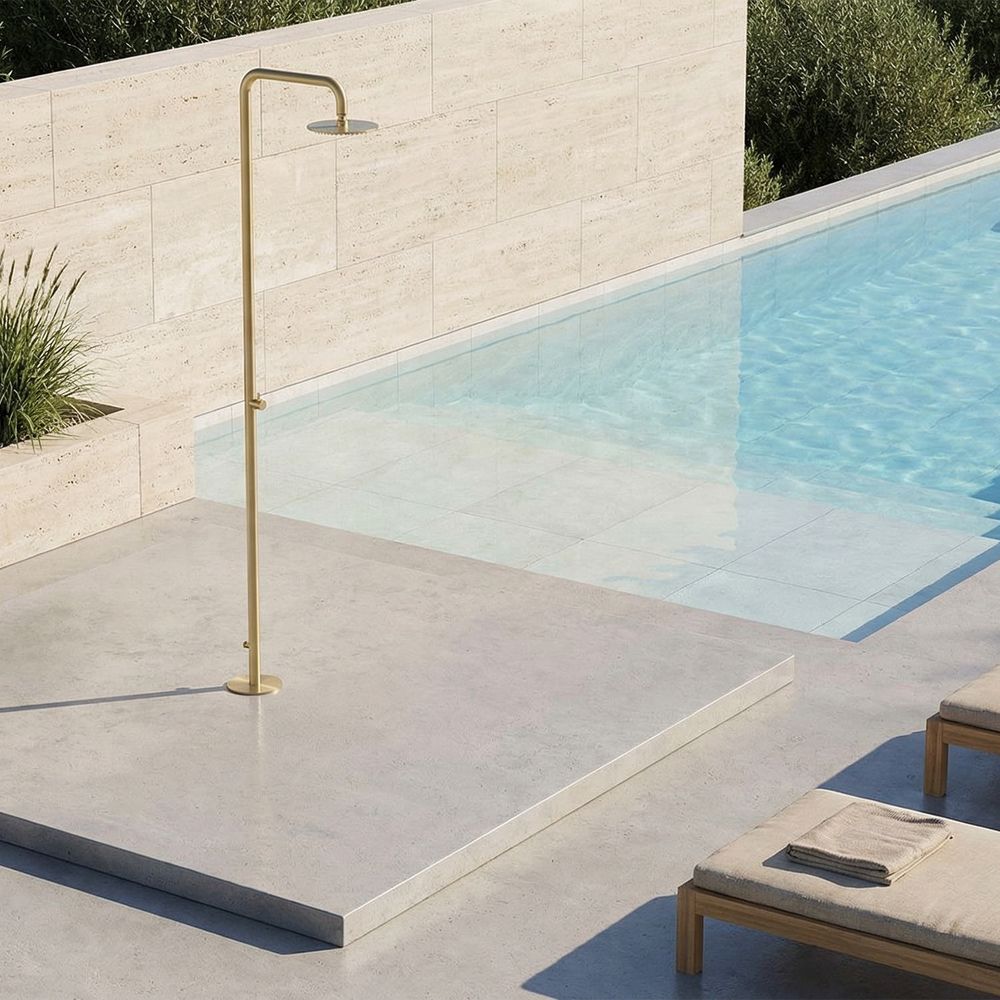 Douche exterieure acier inox 316l finition or pvd avec robinet et fixation sol