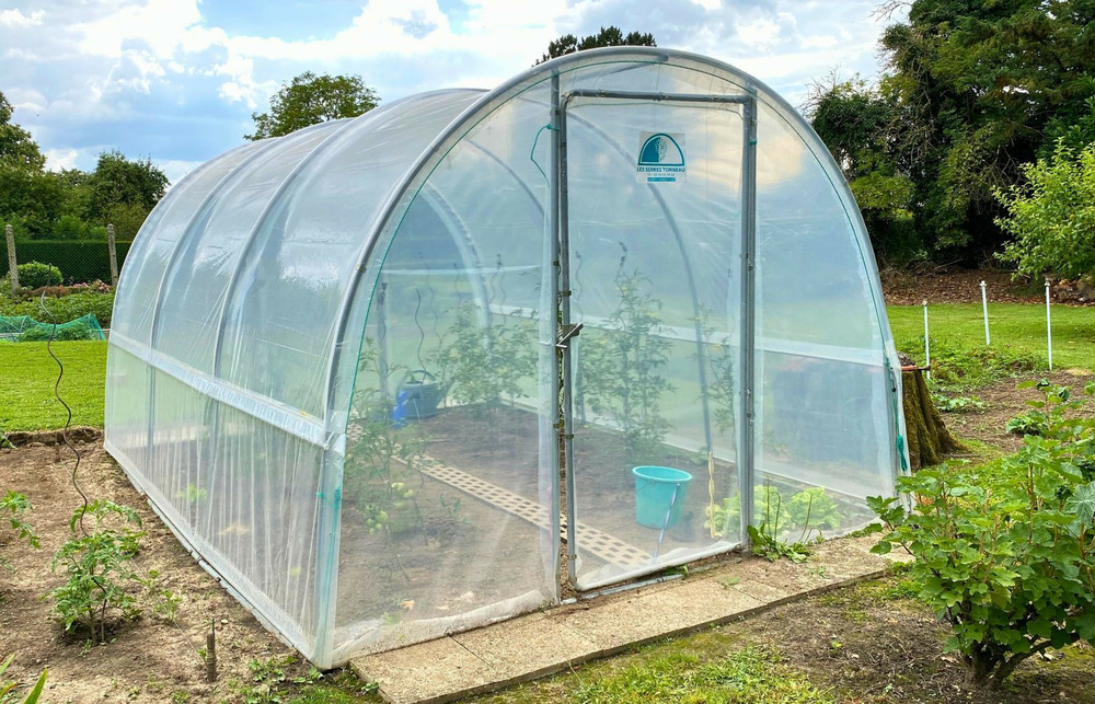 Serre tunnel de jardin - 12m² - 3 x 4m - pieds arrondis - polyéthylène haute densité - 2 portes - jardinière - les serres tonneau
