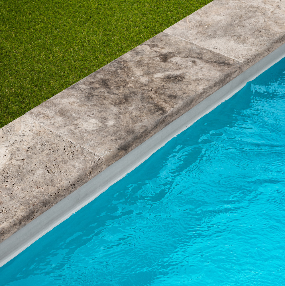 Margelle de piscine travertin gris silver 61x33x5 cm bord 1/2 rond (à l'unité) - ro'ma nature