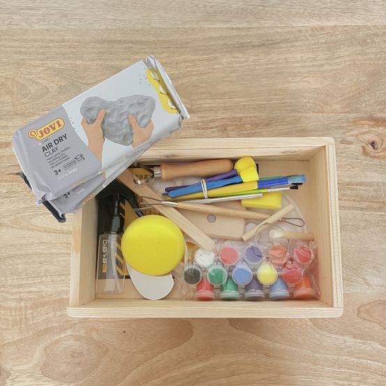 Kit poterie : coffret argile grise + ustensiles + peinture