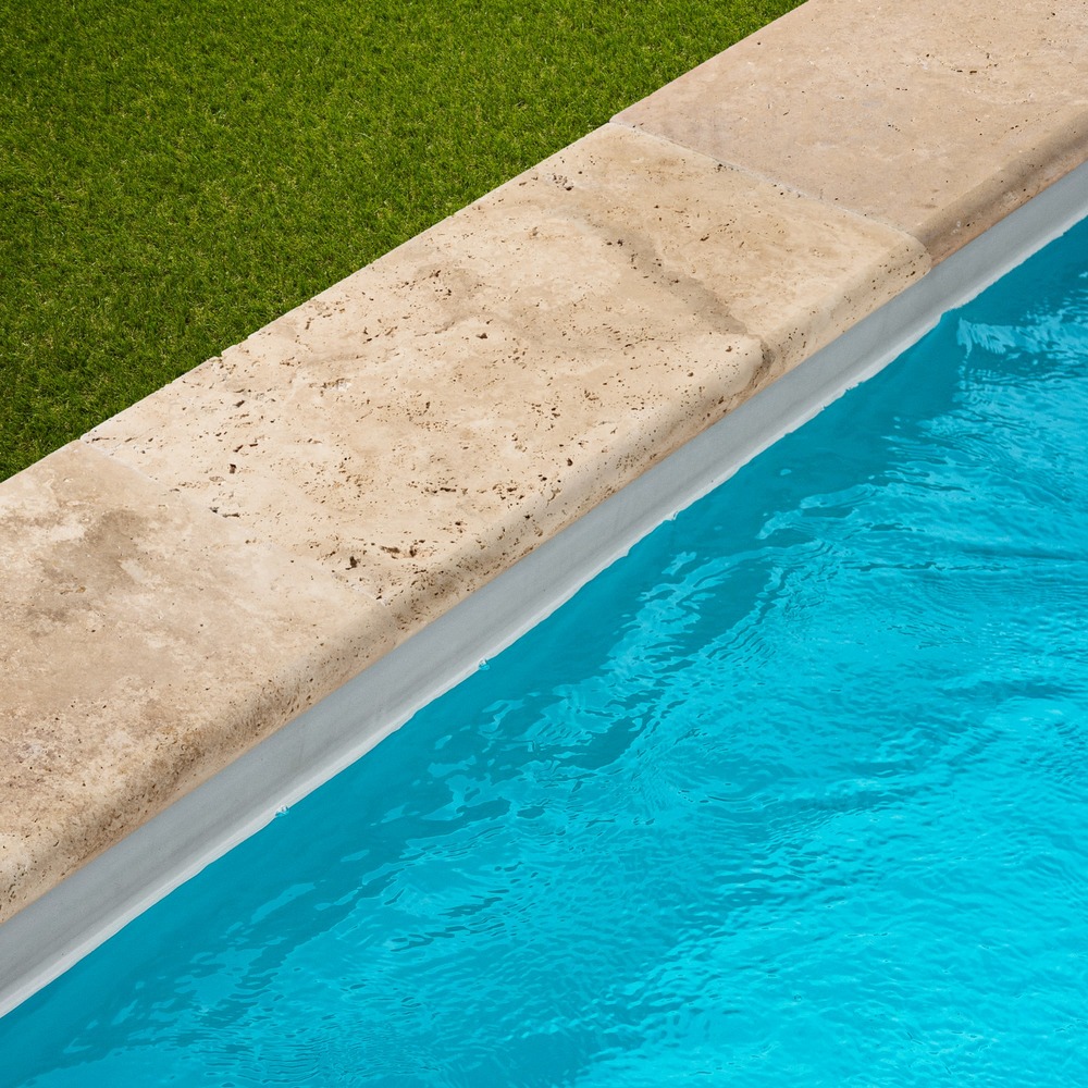 Margelle de piscine travertin beige nuancé 61x33x5 cm bord 1/2 rond (à l'unité) - ro'ma nature