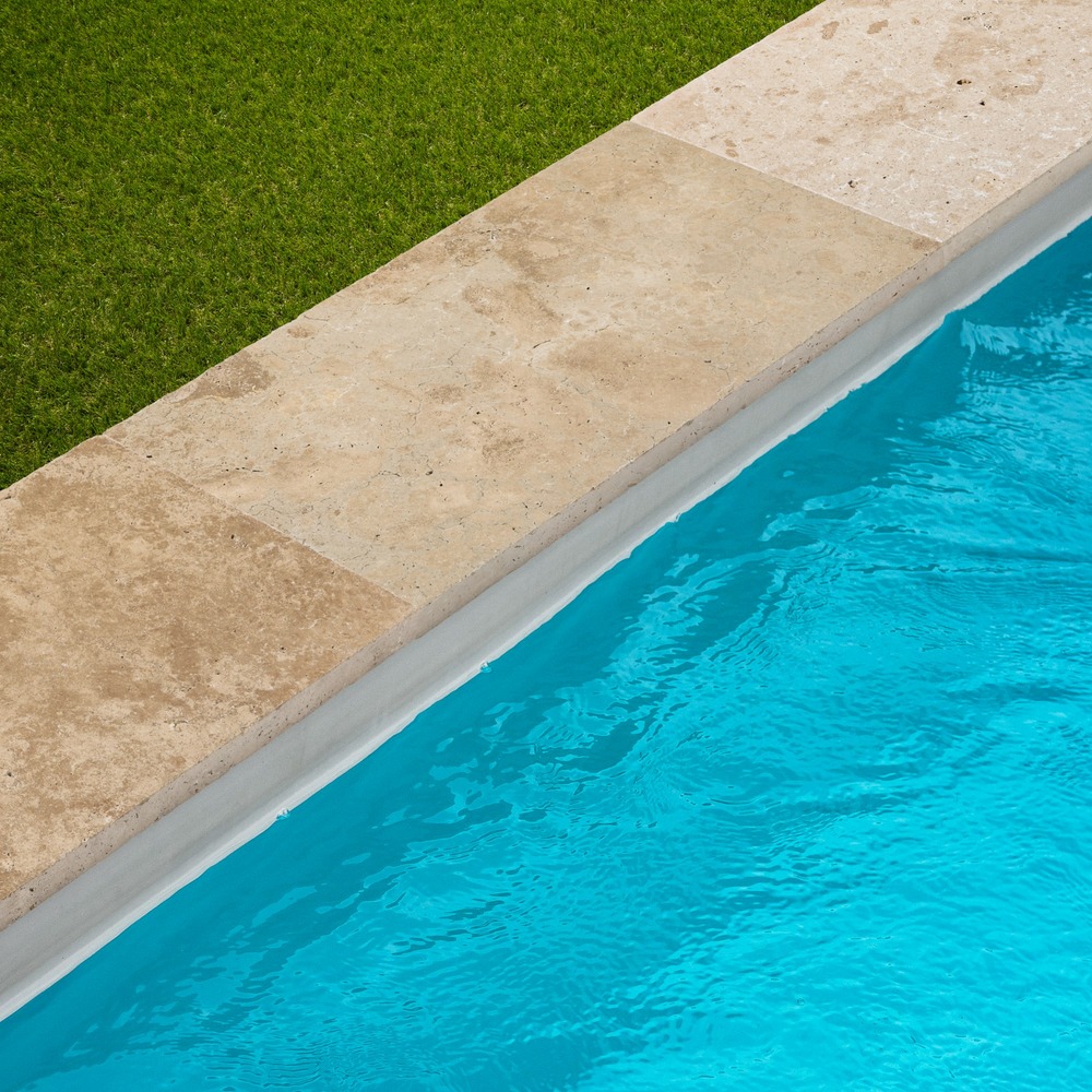 Margelle de piscine travertin beige nuancé 61x33x3 cm bord droit (à l'unité) - ro'ma nature