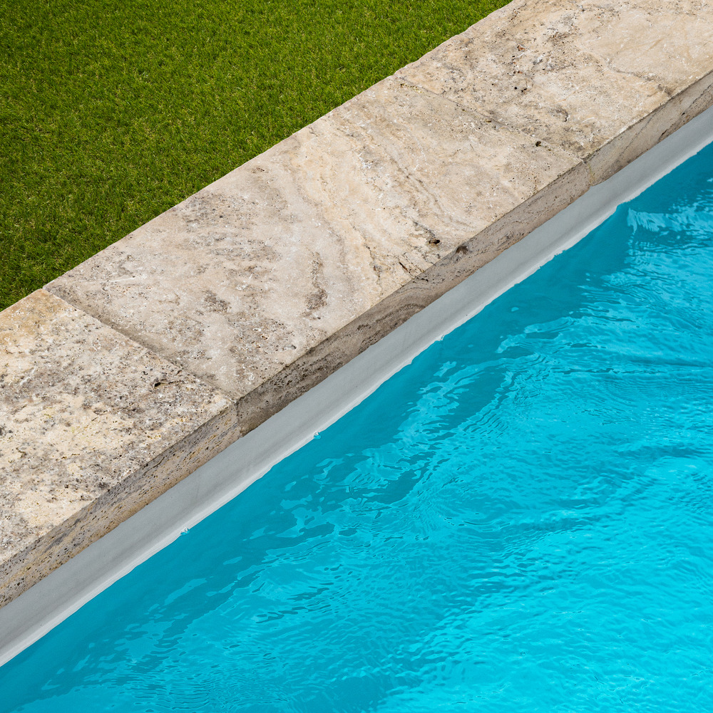 Margelle de piscine travertin gris silver 70x35x8 cm bord droit (à l'unité) - ro'ma nature