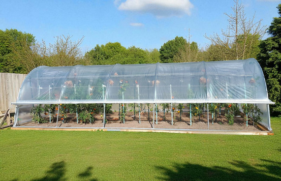 Serre tunnel de jardin - 27m² - 3,7 x 7,5m - pieds arrondis - polyéthylène haute densité - aérations latérales - les serres tonneau