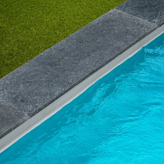 Margelle de piscine pierre bleue du vietnam 100x30x3 cm bord droit (à l'unité) - ro'ma nature