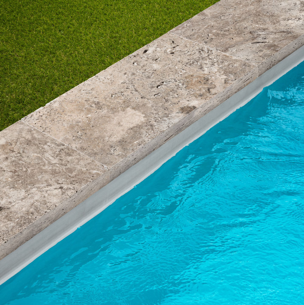 Margelle de piscine travertin gris silver 61x33x5 cm bord droit (à l'unité) - ro'ma nature