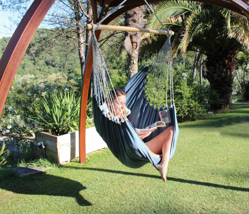 Chaise hamac 100% coton coloris blue jean avec poche integree et coussins