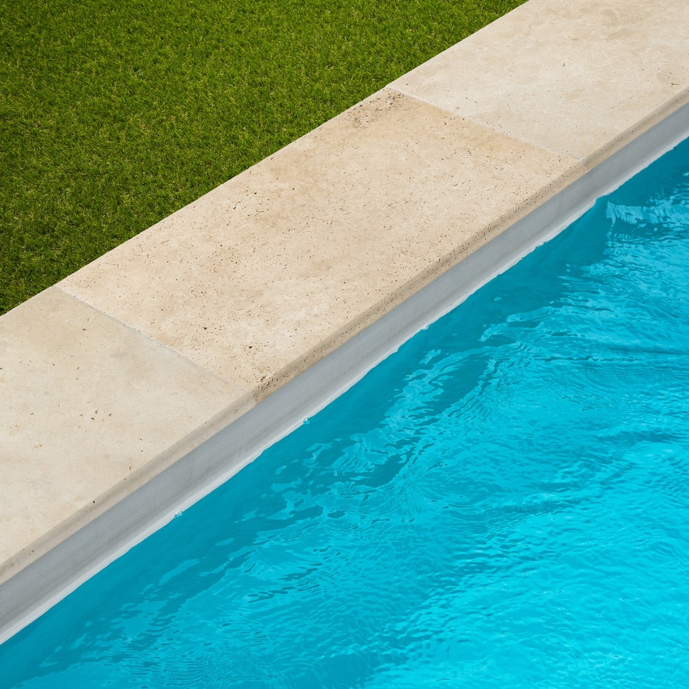 Margelle de piscine travertin beige clair 61x33x3 cm bord 1/2 rond (à l'unité) - ro'ma nature