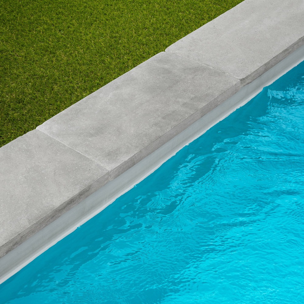 Margelle de piscine pierre de l'atlas gris 61x33x5 cm bord droit (à l'unité) - ro'ma nature