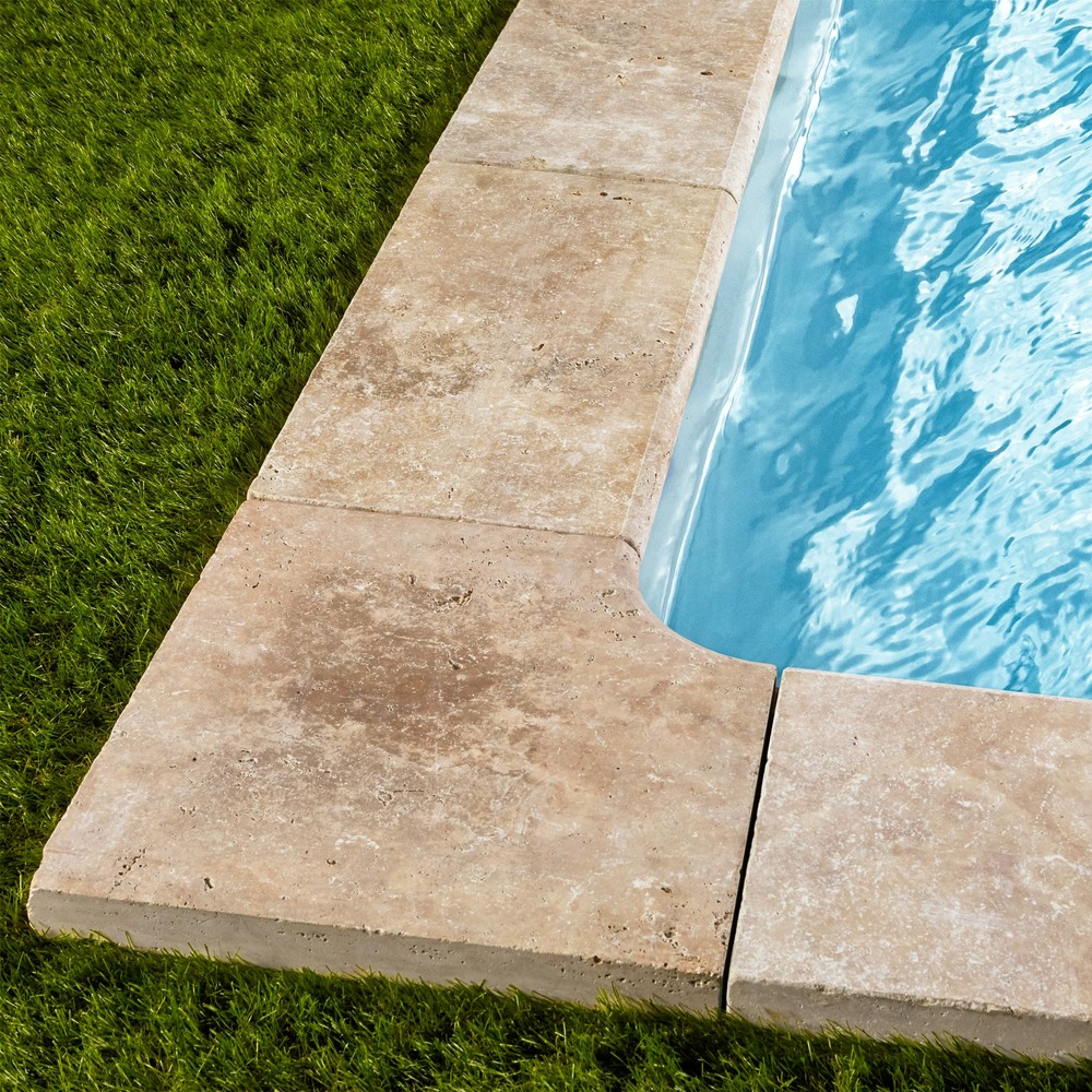 Margelle angle rentrant travertin beige nuancé 45,5x45,5x5 cm bord 1/2 rond (à l'unité) - ro'ma nature