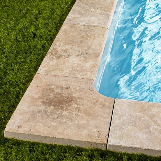 Margelle angle rentrant travertin beige nuancé 45,5x45,5x5 cm bord 1/2 rond (à l'unité) - ro'ma nature
