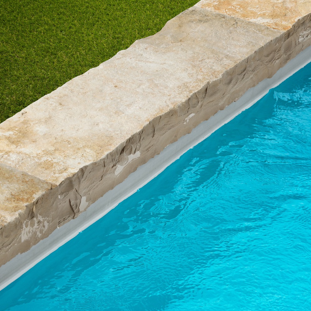 Margelle de piscine pierre de bourgogne pierre de molay beige 100x30x13 cm bord droit (à l'unité) - ro'ma nature