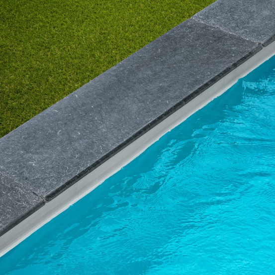 Margelle de piscine pierre bleue du vietnam 100x30x3 cm bord 1/2 rond (à l'unité) - ro'ma nature