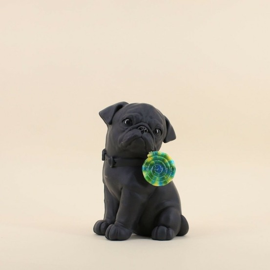 Chien en résine avec sucette 24cm