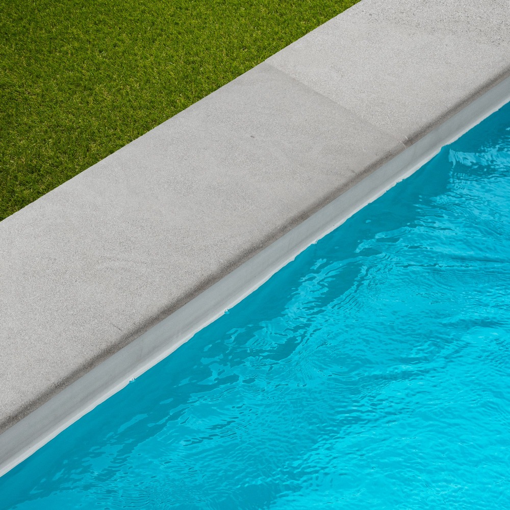 Margelle de piscine pierre de l'atlas gris 100x35x3 cm bord 1/2 rond (à l'unité) - ro'ma nature