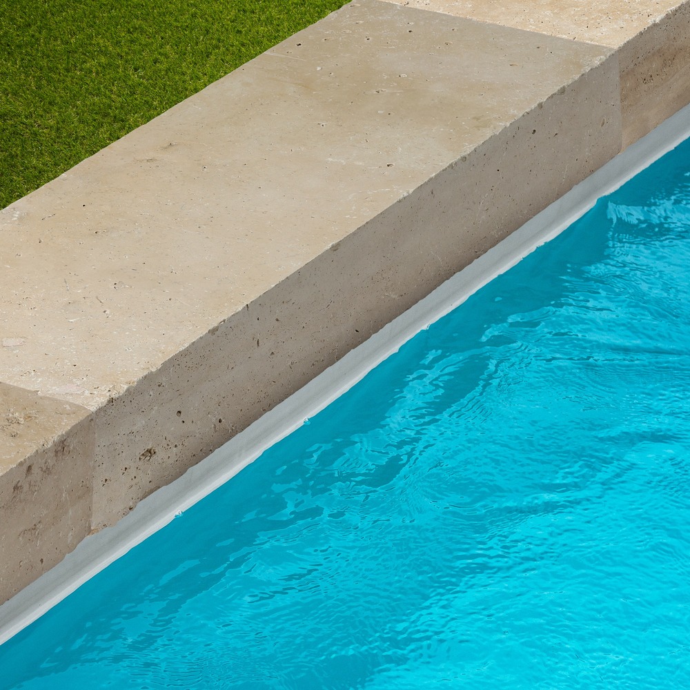 Margelle de piscine travertin beige nuancé 100x35x15 cm bord droit (à l'unité) - ro'ma nature