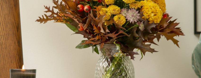vase avec un bouquet de fleurs coupees 