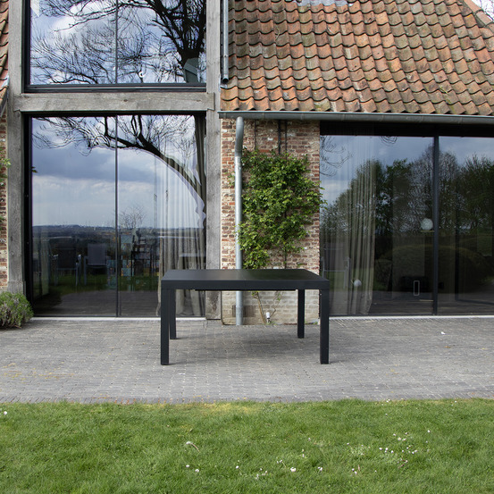 Table blackstar 8/12 personnes structure noire, plateau en verre poli noir