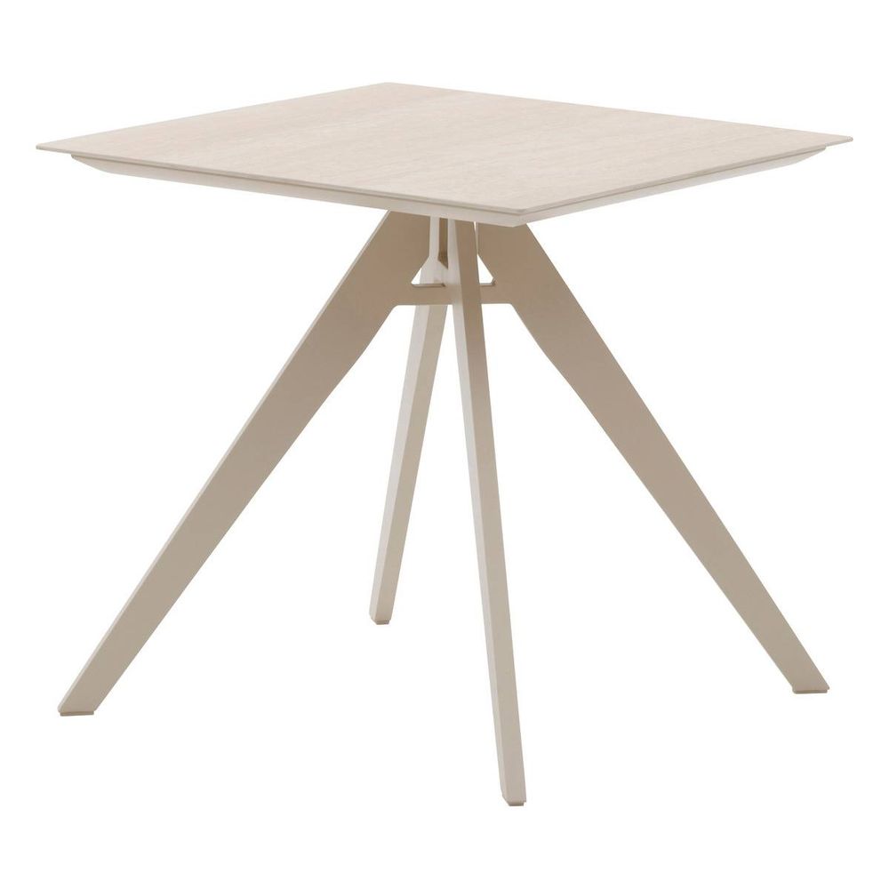 Table de jardin carrée 