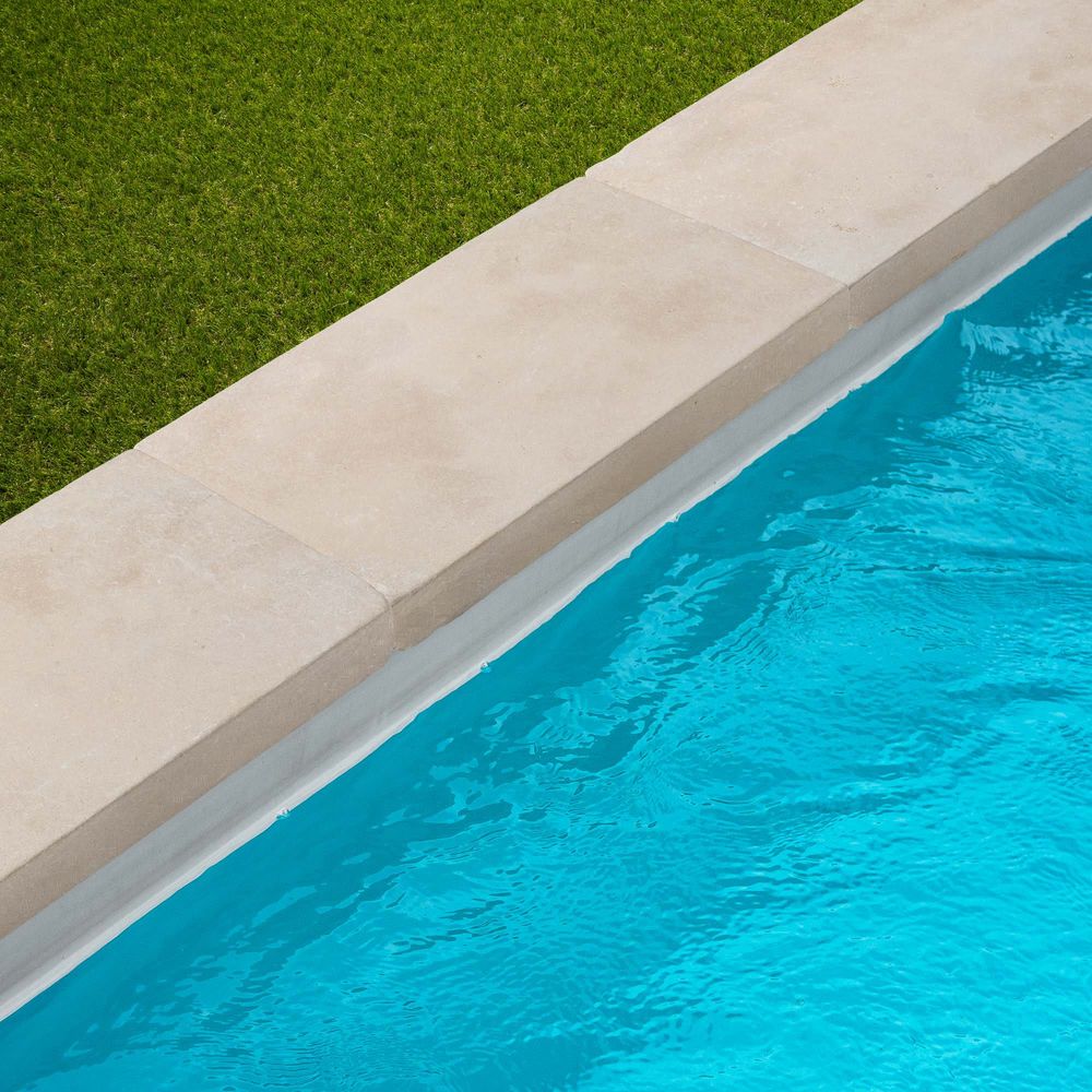 Margelle de piscine pierre de l'atlas beige 61x33x7,5 cm bord droit (à l'unité) - ro'ma nature