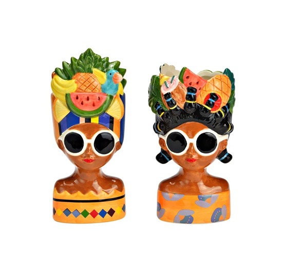 Deux vases femmes avec des fruits