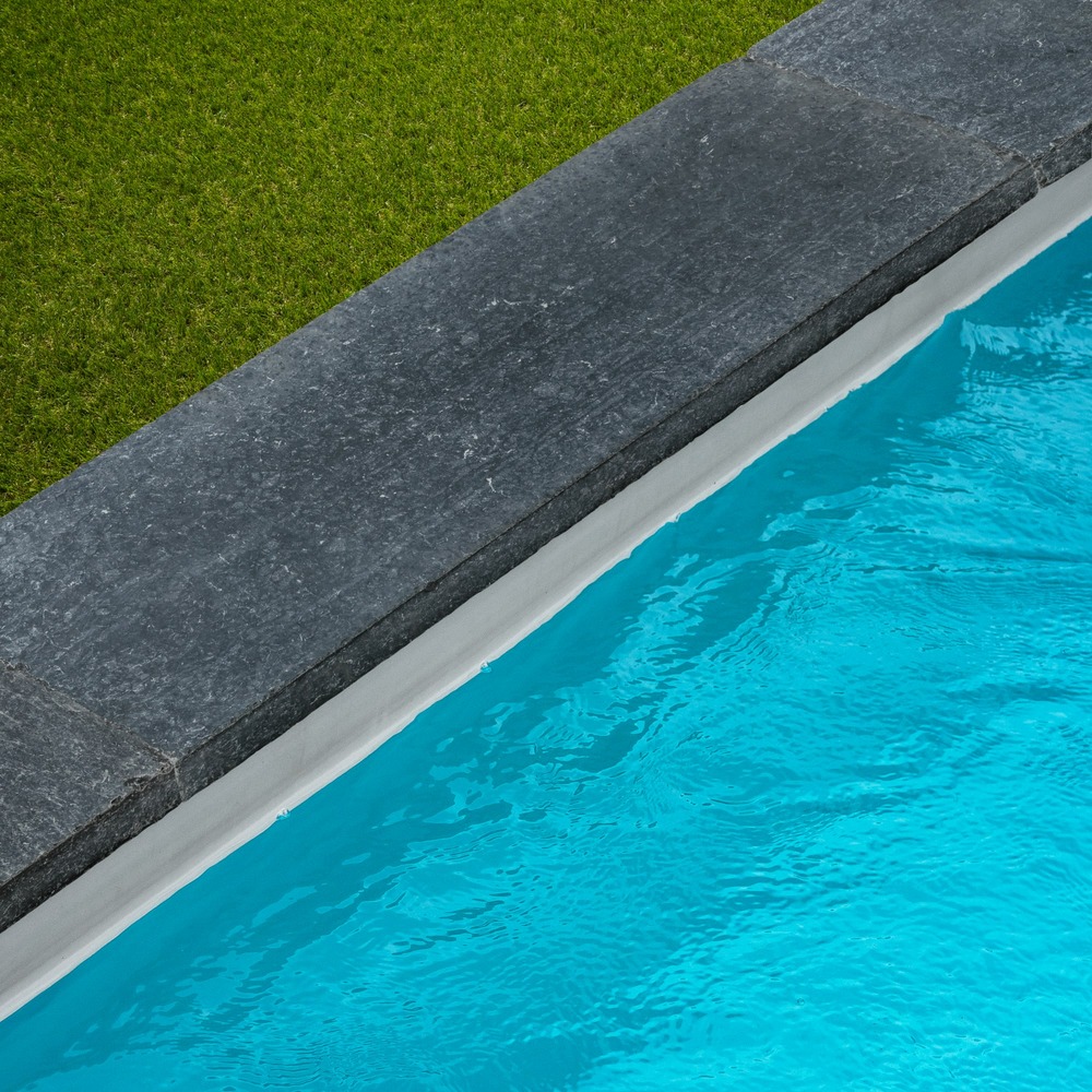 Margelle de piscine pierre bleue du vietnam 100x30x5 cm bord droit (à l'unité) - ro'ma nature