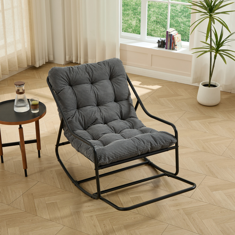 Fauteuil à bascule confortable avec rembourrage épais, pour salon, chambre, jardin et terrasse. Structure noire, coussin gris.