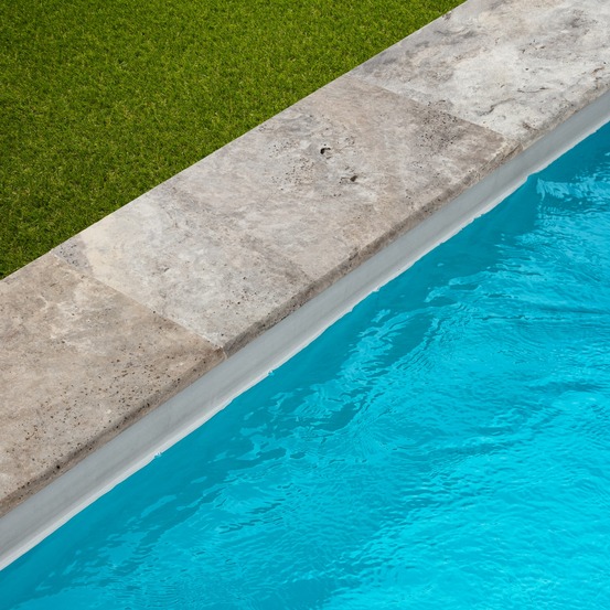 Margelle de piscine travertin gris silver 61x33x3 cm bord 1/2 rond (à l'unité) - ro'ma nature