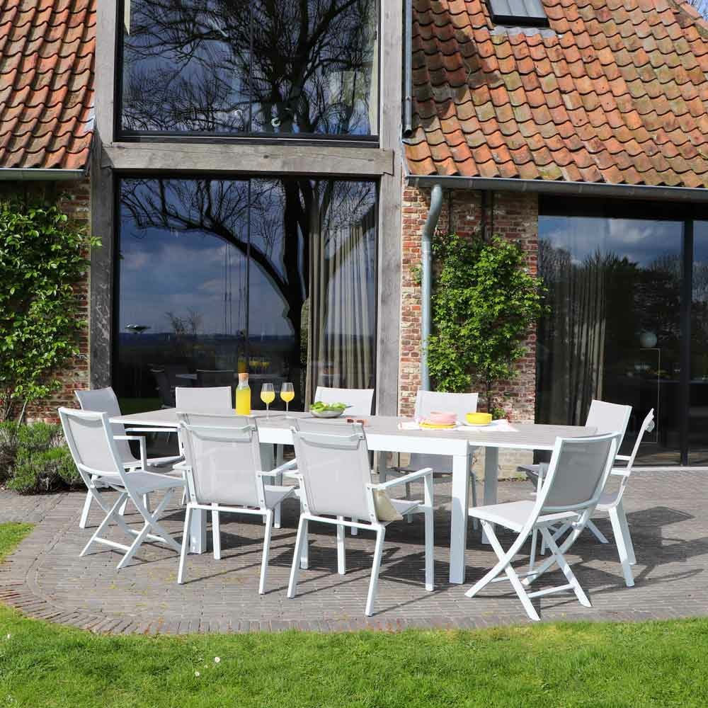 Ensemble tulum 6/10p en aluminium blanc et plateau en alu décors bois avec 6 fauteuils et 4 chaises pliantes