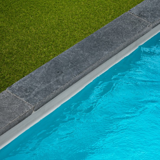 Margelle de piscine pierre bleue du vietnam 100x20x5 cm bord droit (à l'unité) - ro'ma nature