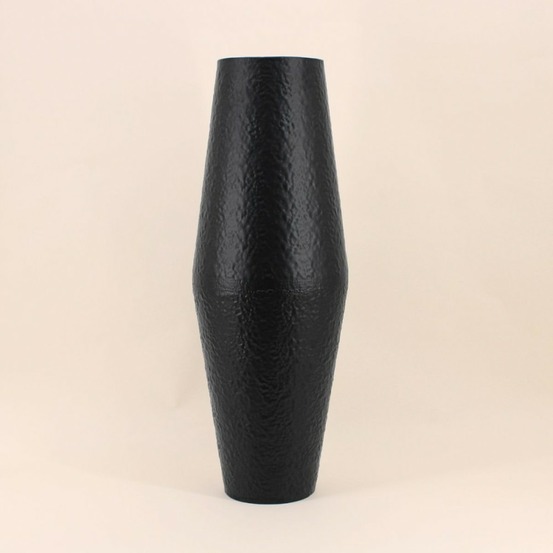 Vase design en métal martelé noir 65cm