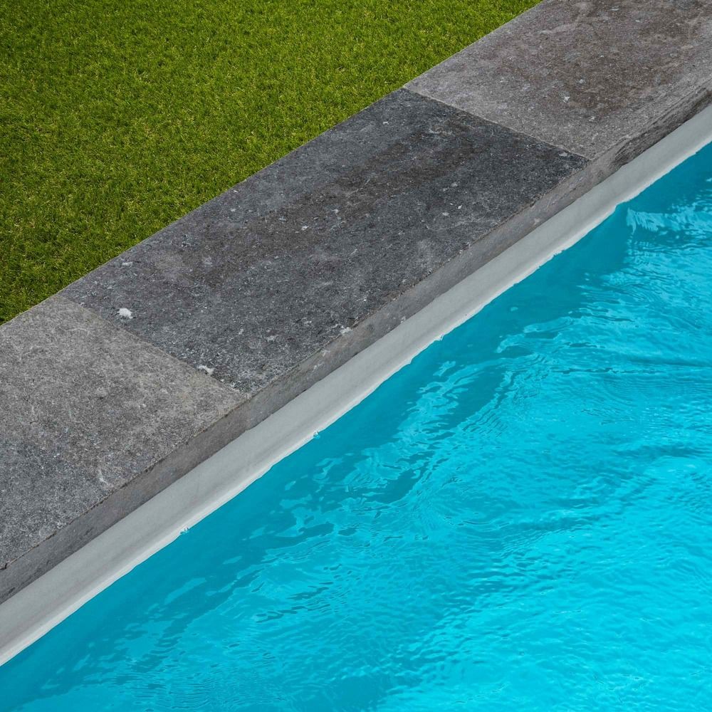 Margelle de piscine pierre d'egypte grise 60x30x5 cm bord droit (à l'unité) - ro'ma nature