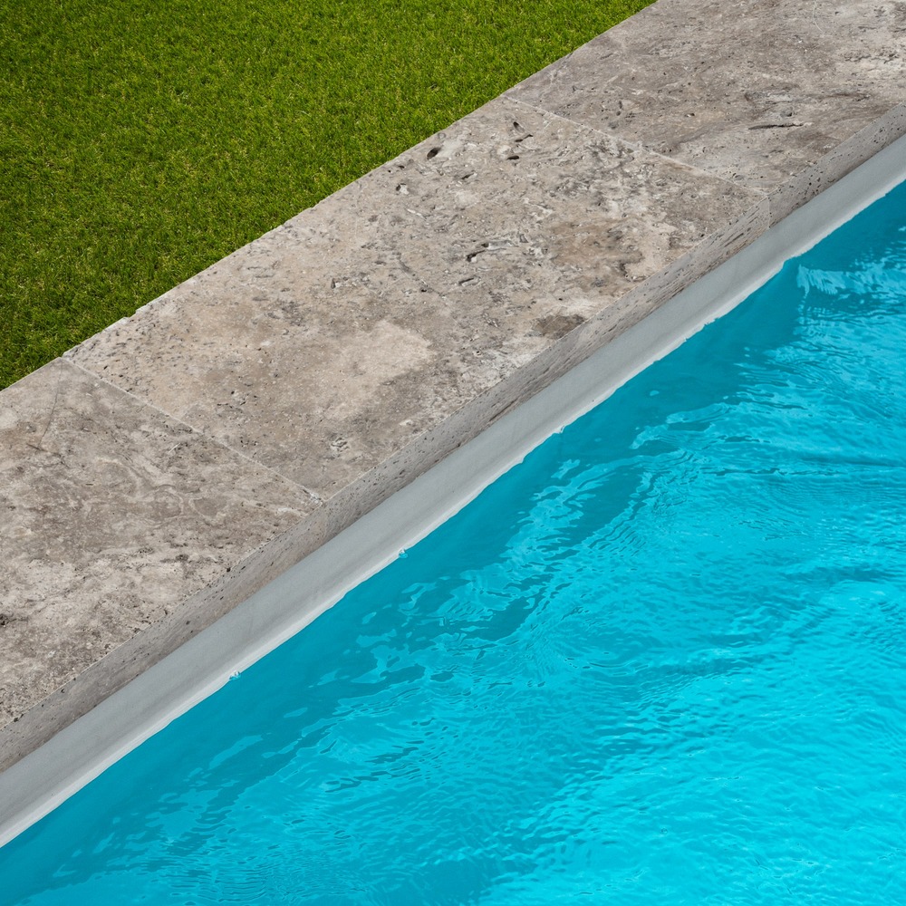 Margelle de piscine travertin gris silver 61x33x5 cm bord droit (à l'unité) - ro'ma nature