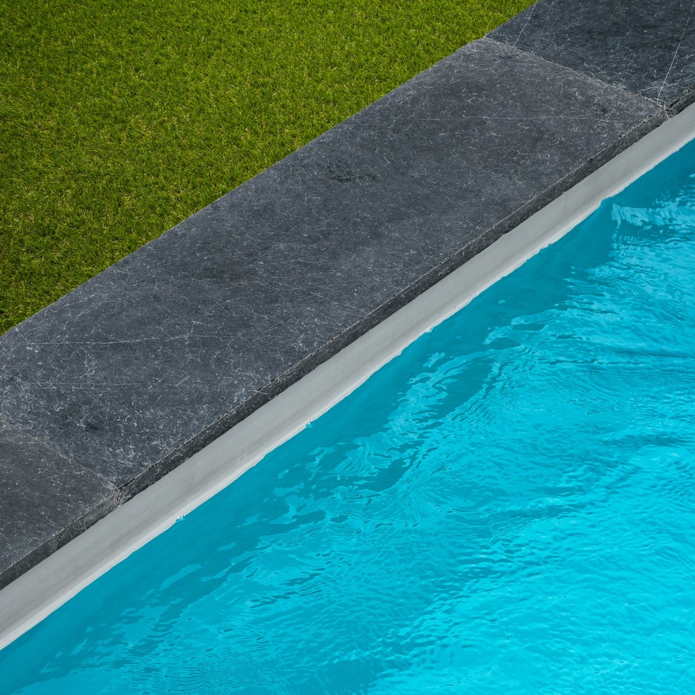 Margelle de piscine pierre bleue du vietnam 100x30x3 cm bord droit (à l'unité) - ro'ma nature