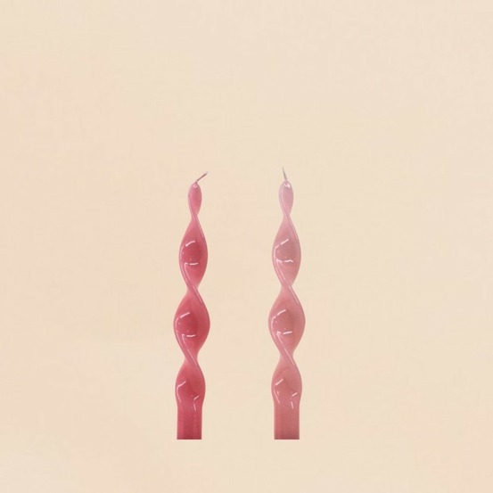 Etui de 2 bougies torsadées roses 25cm