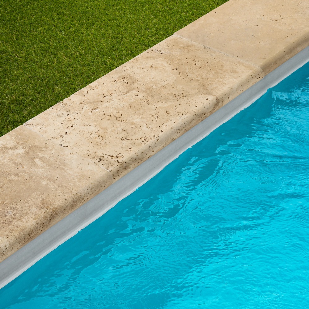 Margelle de piscine travertin beige nuancé 61x33x5 cm bord 1/2 rond (à l'unité) - ro'ma nature
