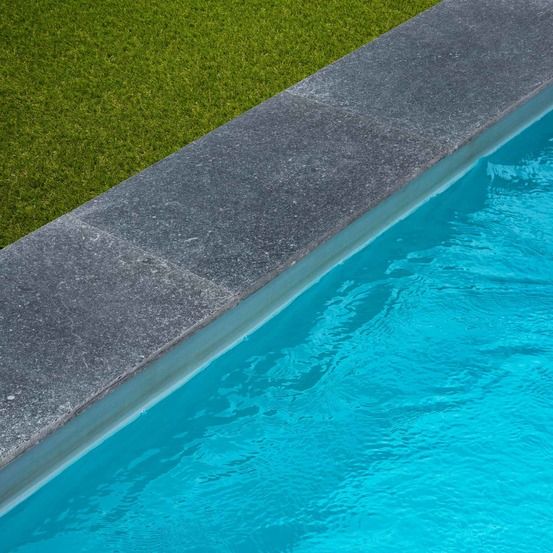 Margelle de piscine pierre bleue du vietnam 60x40x2 cm bord droit (à l'unité) - ro'ma nature