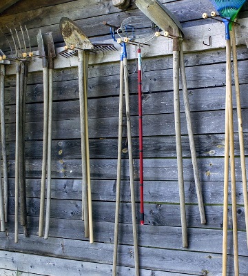 meuble en palette pour outils de jardinage