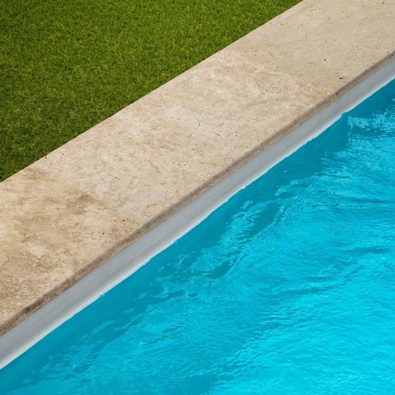Margelle de piscine travertin beige nuancé 61x33x3 cm bord 1/2 rond (à l'unité) - ro'ma nature
