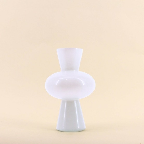 Vase boule talon en verre blanc 21cm