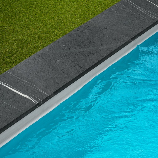 Margelle de piscine ardoise noire grenaillée 60x30x3 cm bord 1/2 rond (à l'unité) - ro'ma nature