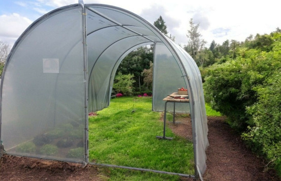 Serre tunnel de jardin - 13,5m² - 3 x 4,5m - pieds arrondis - polyéthylène haute densité - 2 portes - les serres tonneau